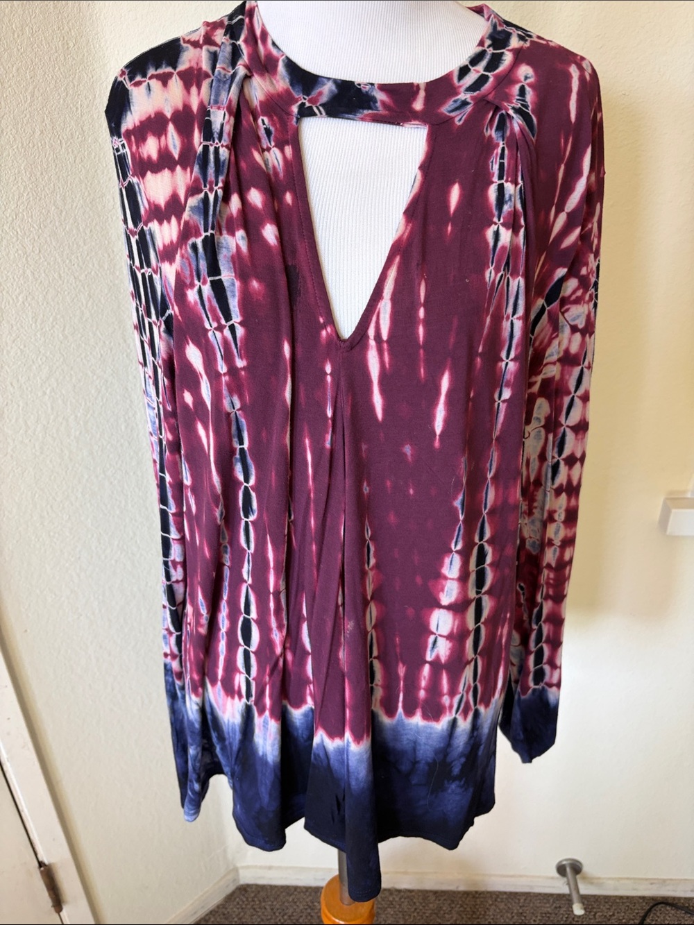 Tina Jo (anthropology )Women's Tie-Dye Long Sleeve V-Neck Tunic - Maroon & Navy